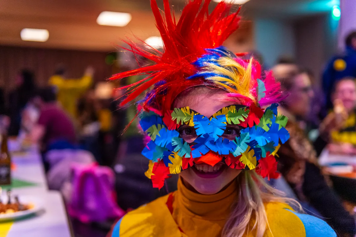 Darija hat ihre Papageienmaske selber gemacht. Die Familienfasnacht in Dübendorf forderte dieses Jahr mit dem Motto «Unterwegs im Tierreich» den Teilnehmenden einiges an Kreativität ab.
