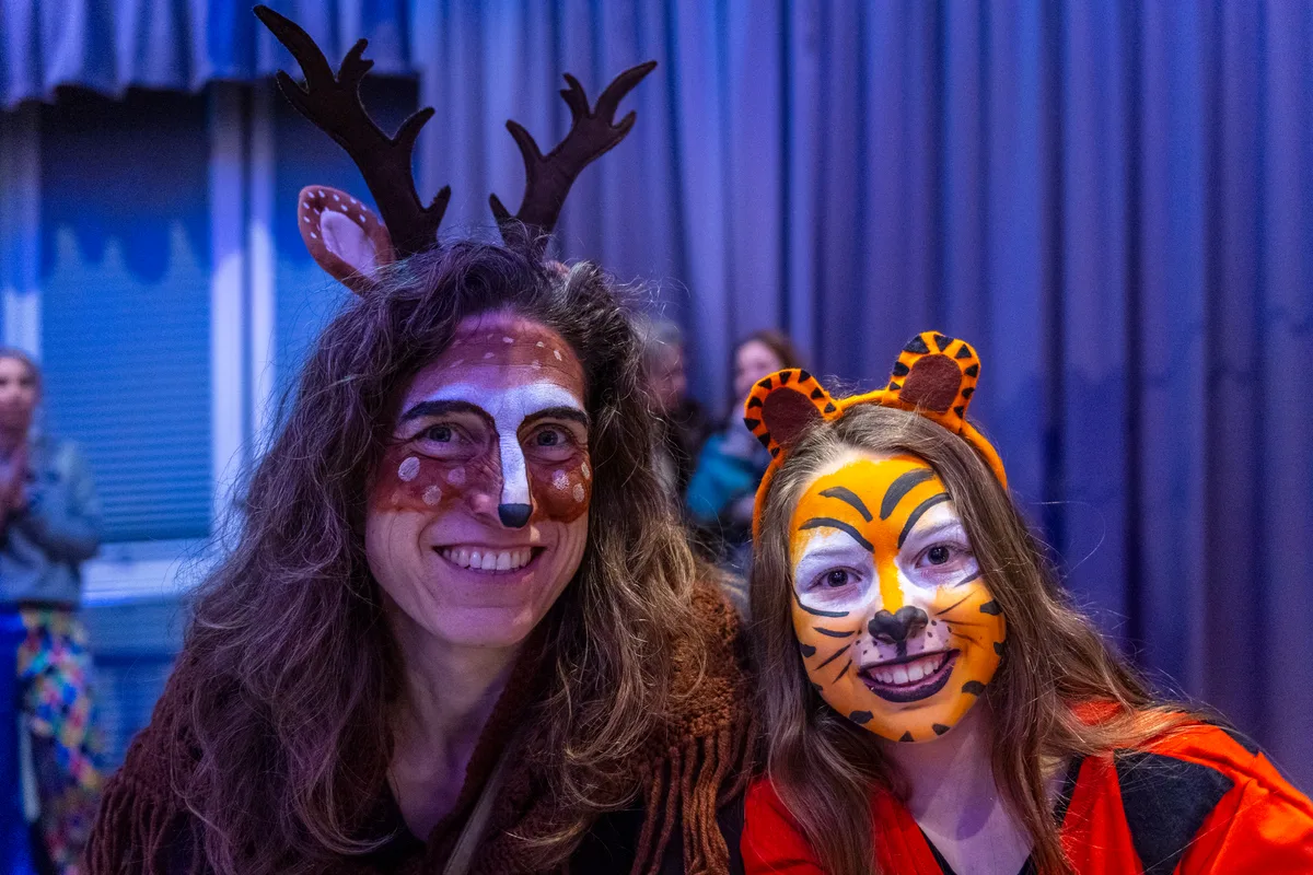 Mutter Bea als Reh und Tochter Paula als Tiger. Wer hat hier wen zum fressen gern? Mutter Bea als Reh und Tochter Paula als Tiger. Wer hat hier wen zum fressen gern?