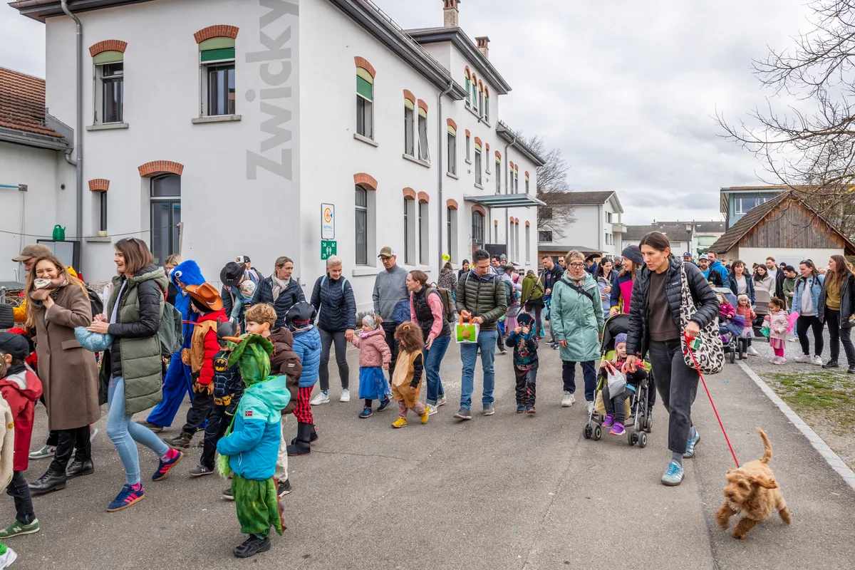 Der Familienverein Fällanden organisierte die Kinderfasnacht mit einem Umzug und anschliessender Party.