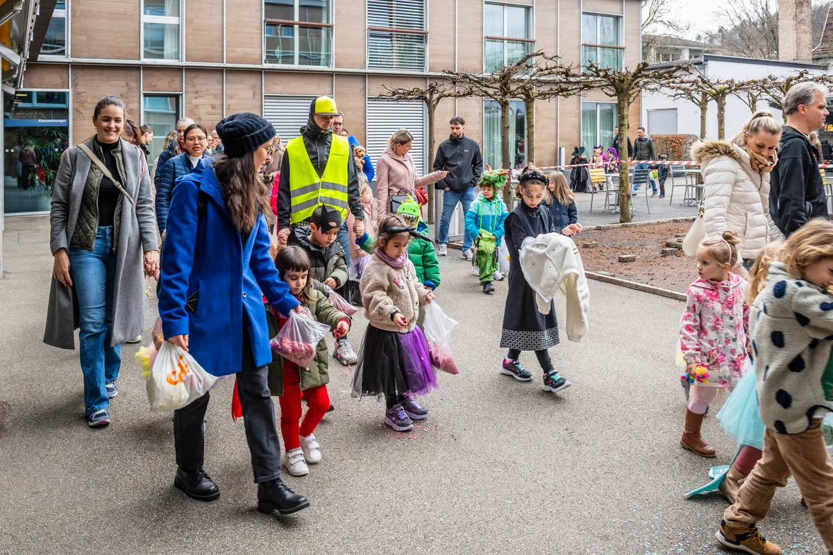 Der Familienverein Fällanden organisierte die Kinderfasnacht mit einem Umzug und anschliessender Party.