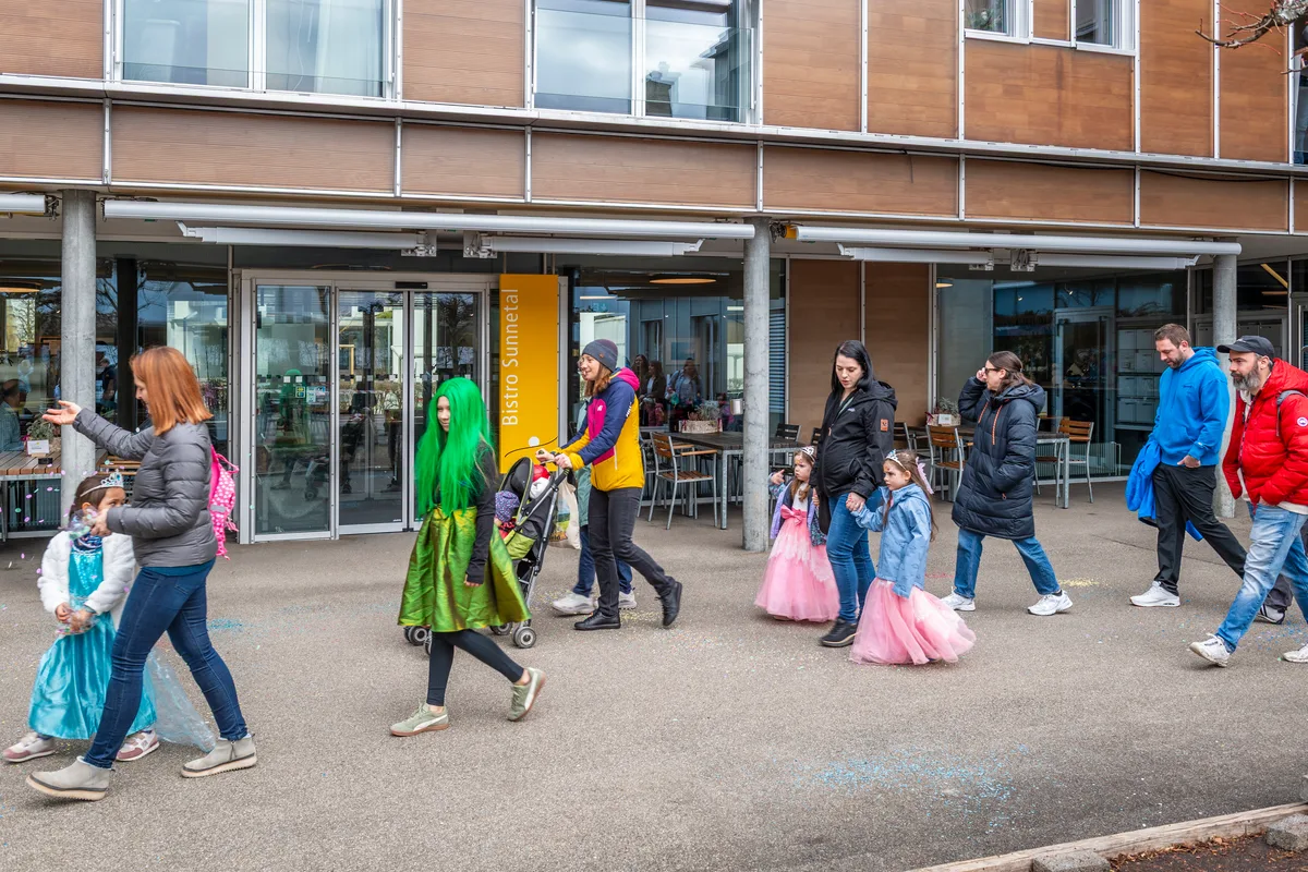 Der Familienverein Fällanden organisierte die Kinderfasnacht mit einem Umzug und anschliessender Party.