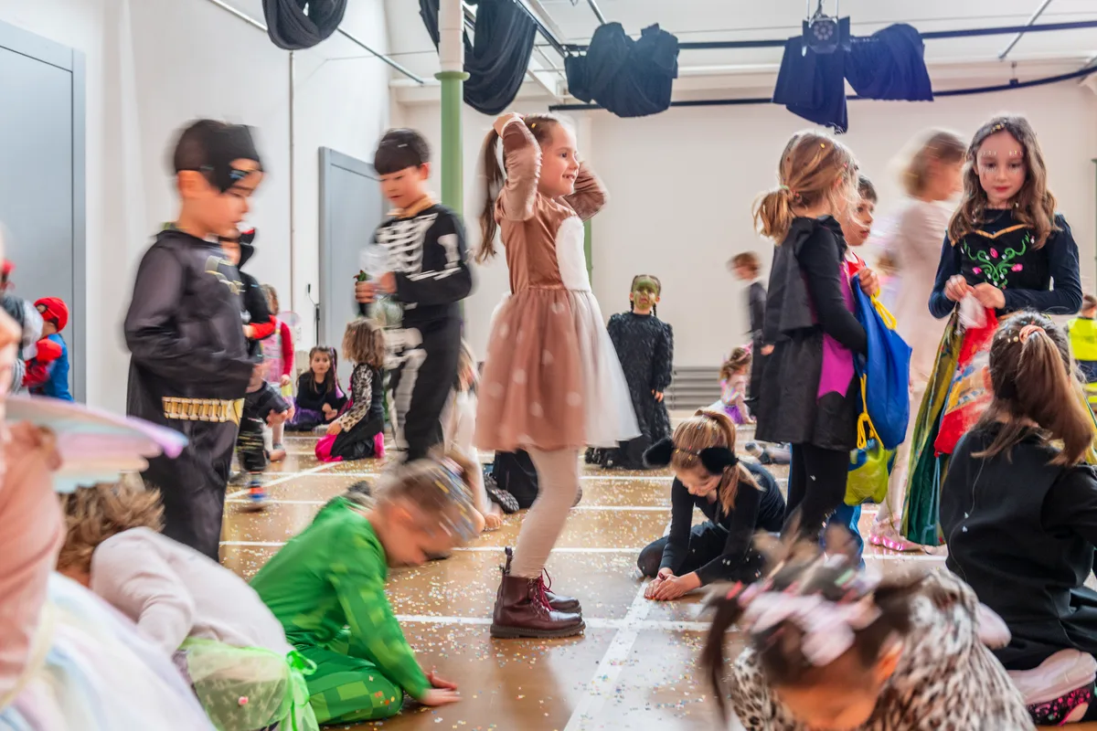 Der Familienverein Fällanden organisierte die Kinderfasnacht mit einem Umzug und anschliessender Party.