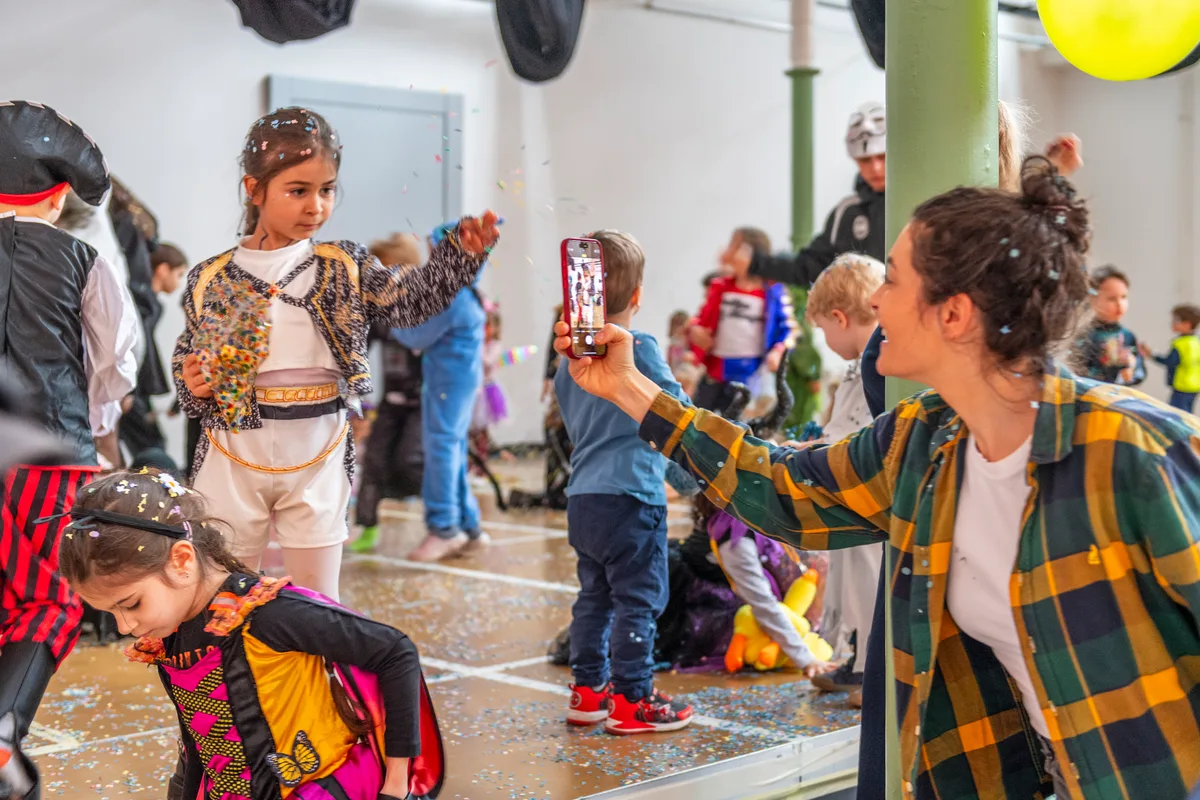 Der Familienverein Fällanden organisierte die Kinderfasnacht mit einem Umzug und anschliessender Party.