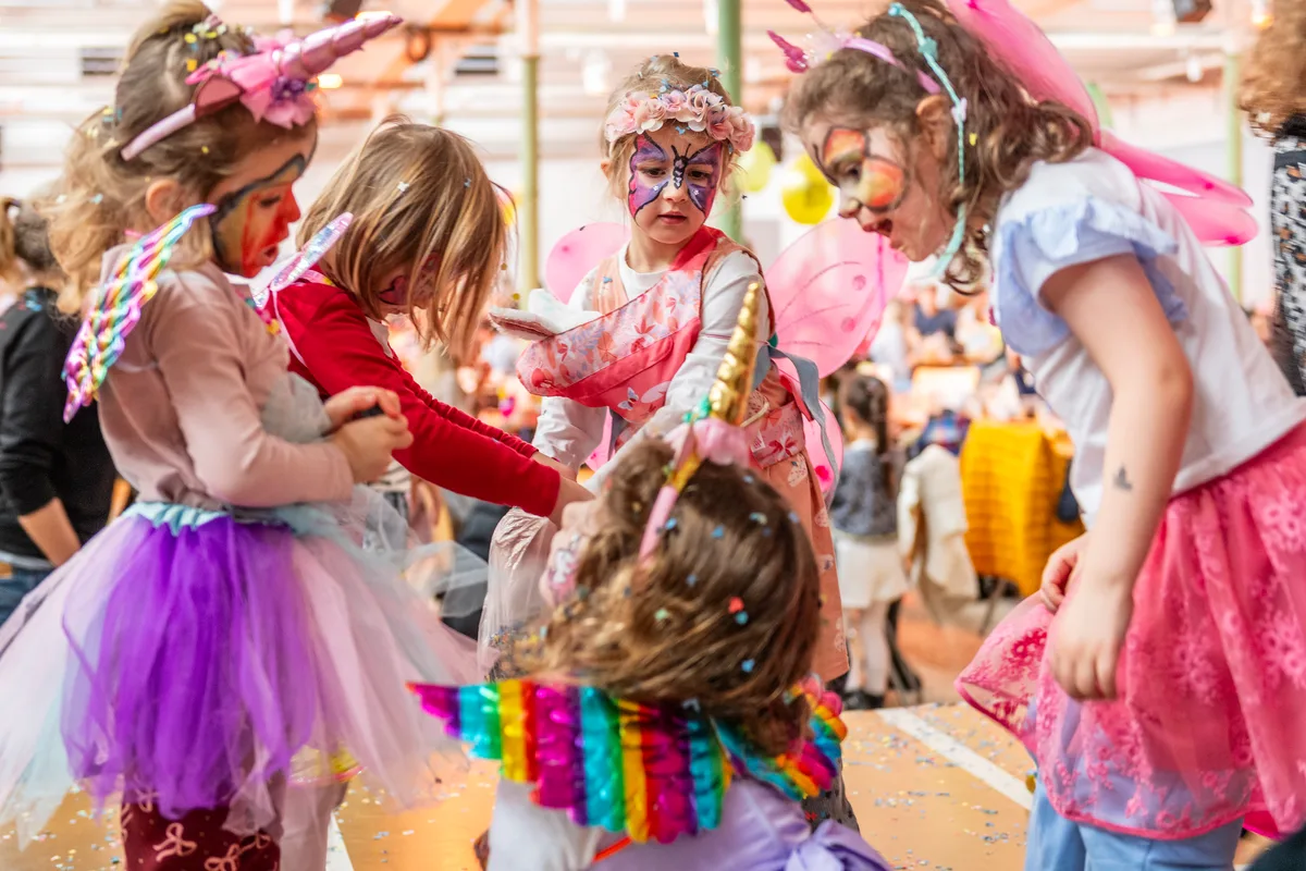 Der Familienverein Fällanden organisierte die Kinderfasnacht mit einem Umzug und anschliessender Party.