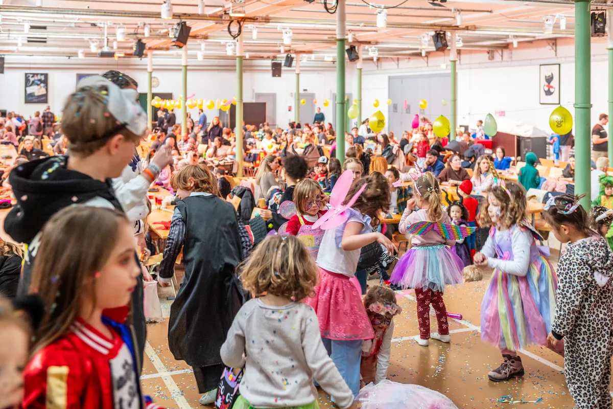 Der Familienverein Fällanden organisierte die Kinderfasnacht mit einem Umzug und anschliessender Party.