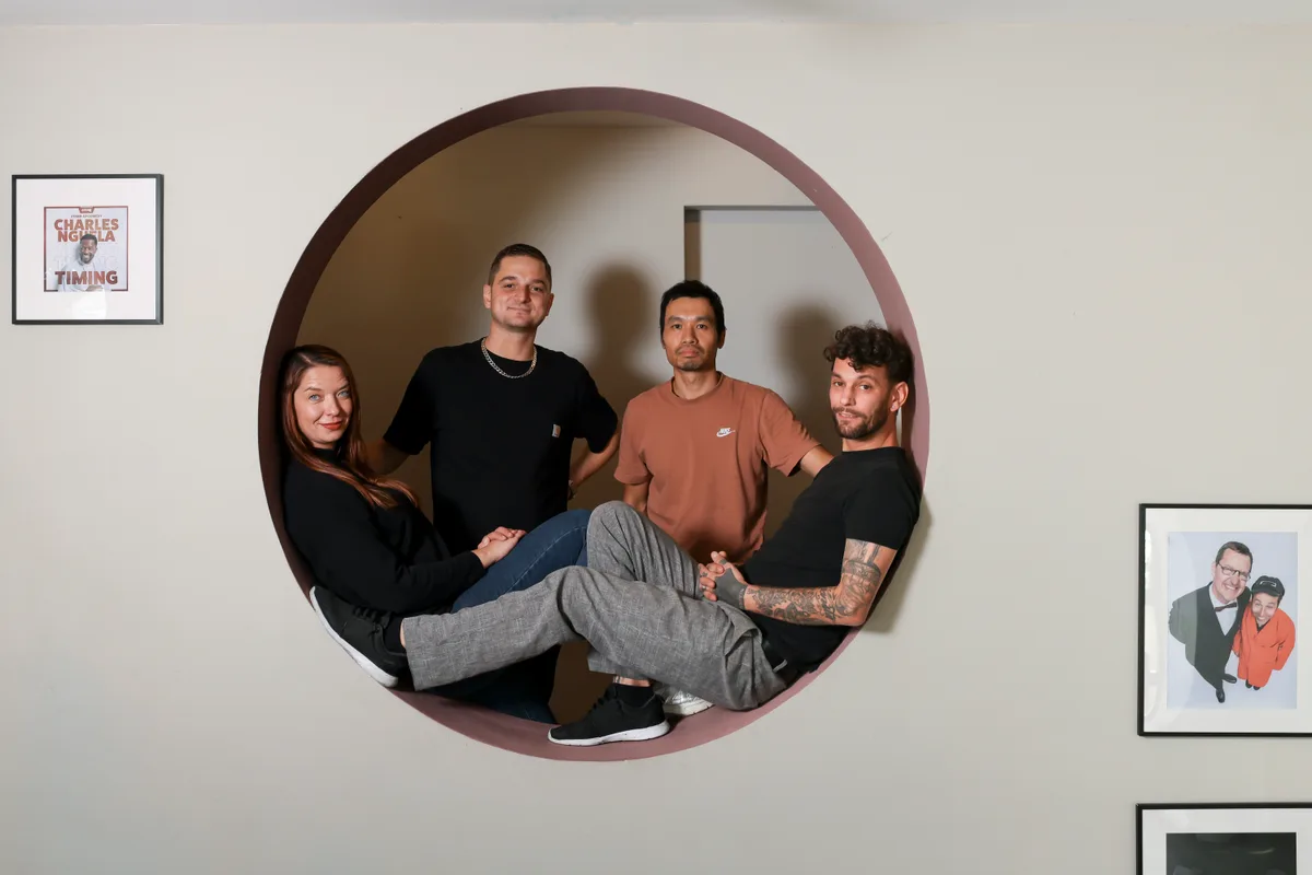 Das vierköpfige Team ist in Dübendorf verwurzelt. Vier Personen schauen in die Kamera.