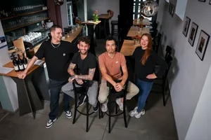 27991160-1 Betreiber der Kulturbar Ober Mühle, v.l. Tomek Oledzki, Manu Schaltegger, Hui Chen, Lena Lauber