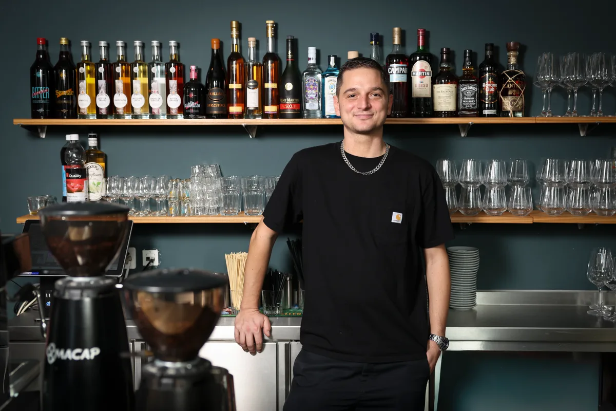 Bereit zum Loslegen: Tomek Oledzki hinter dem Tresen. Ein Mann steht hinter einem Bartresen.