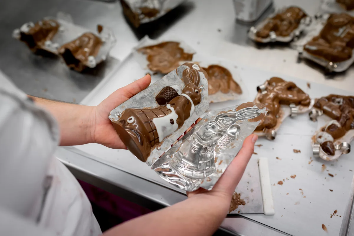 Schokoosterhasen Produktion in der Konditorei Hotz in Brüttisellen