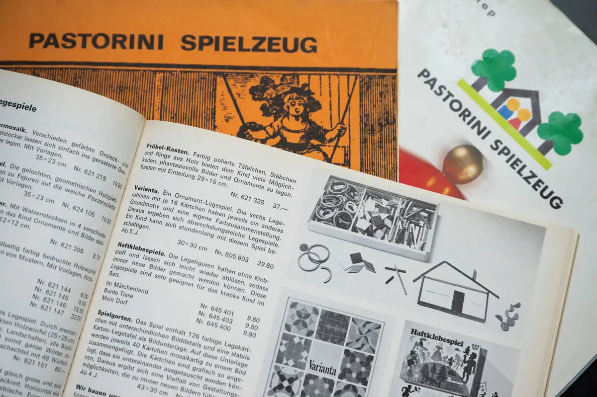 Man sieht einen Katalog von früher.