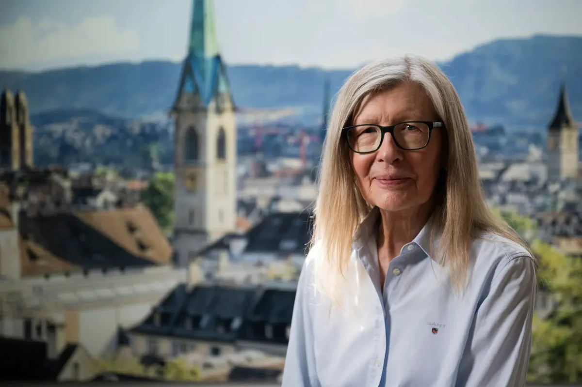 Man sieht eine Frau und im Hintergrund Zürich.