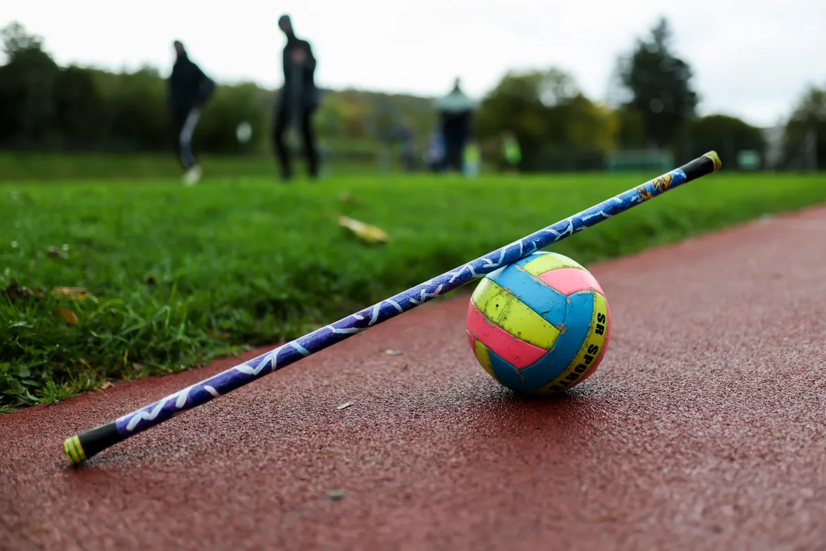 Aus den Harry-Potter-Besen wurden im Quadball Stöcke. Der Quaffel ist ein Volleyball in Kindergrösse. Ein Stock lehnt an einem Ball.