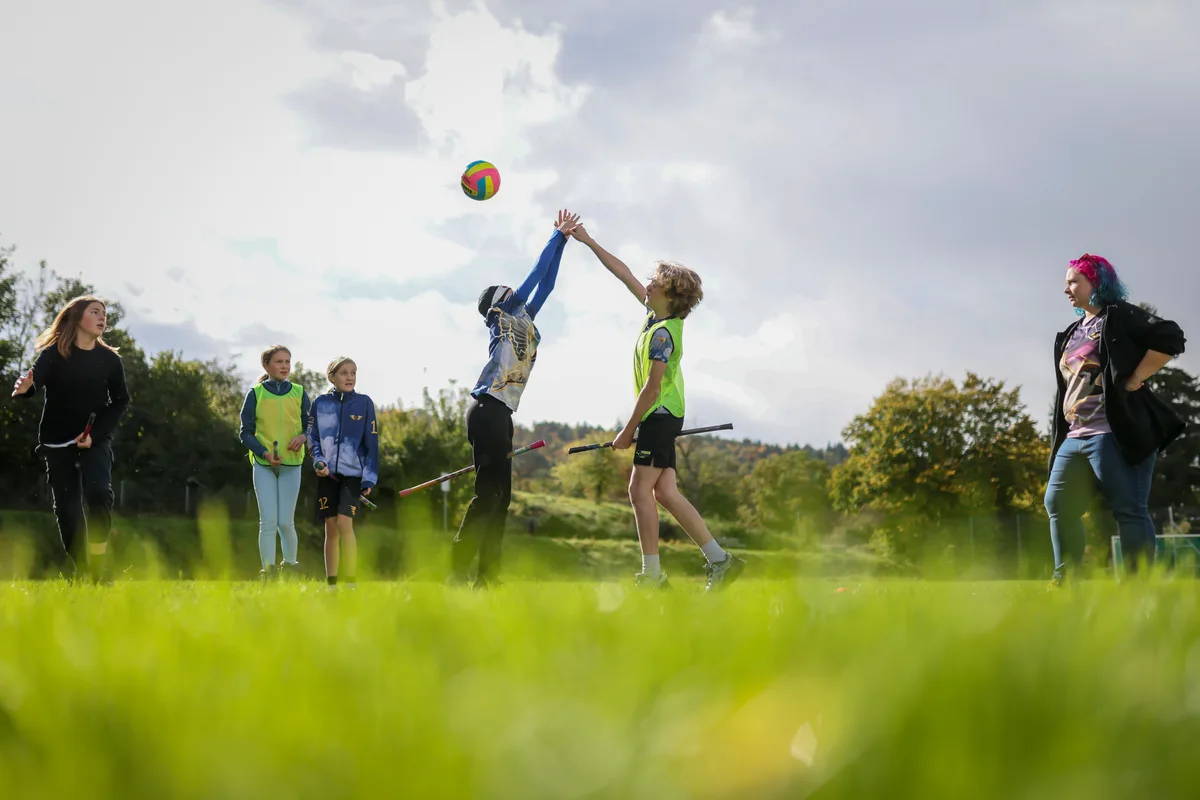 Unter der Aufsicht von Grimm und den Leitern üben die Kinder verschiedene Taktiken. Ab und zu ruft sie ihnen Tipps zu. Kinder spielen Quadball.