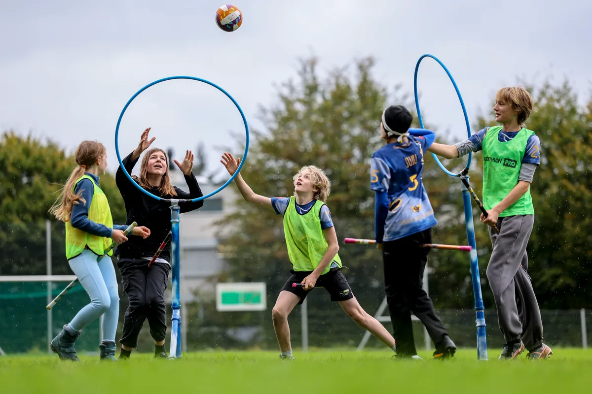 Im Quadball wird nicht nach Geschlecht getrennt. Jungen und Mädchen spielen zusammen. Kinder spielen Quadball.