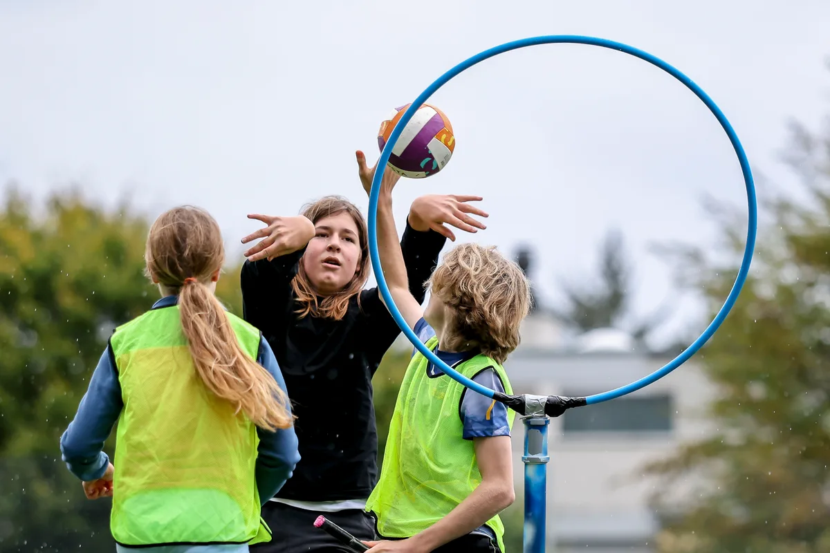 Die Tore werden von Grimm und Hermel zusammen mit den Kindern gebastelt. Die Kinder können die Geräte wie auch die Stöcke nach ihrem Belieben verzieren. Ein Mädchen wirft einen Ball auf das Tor.