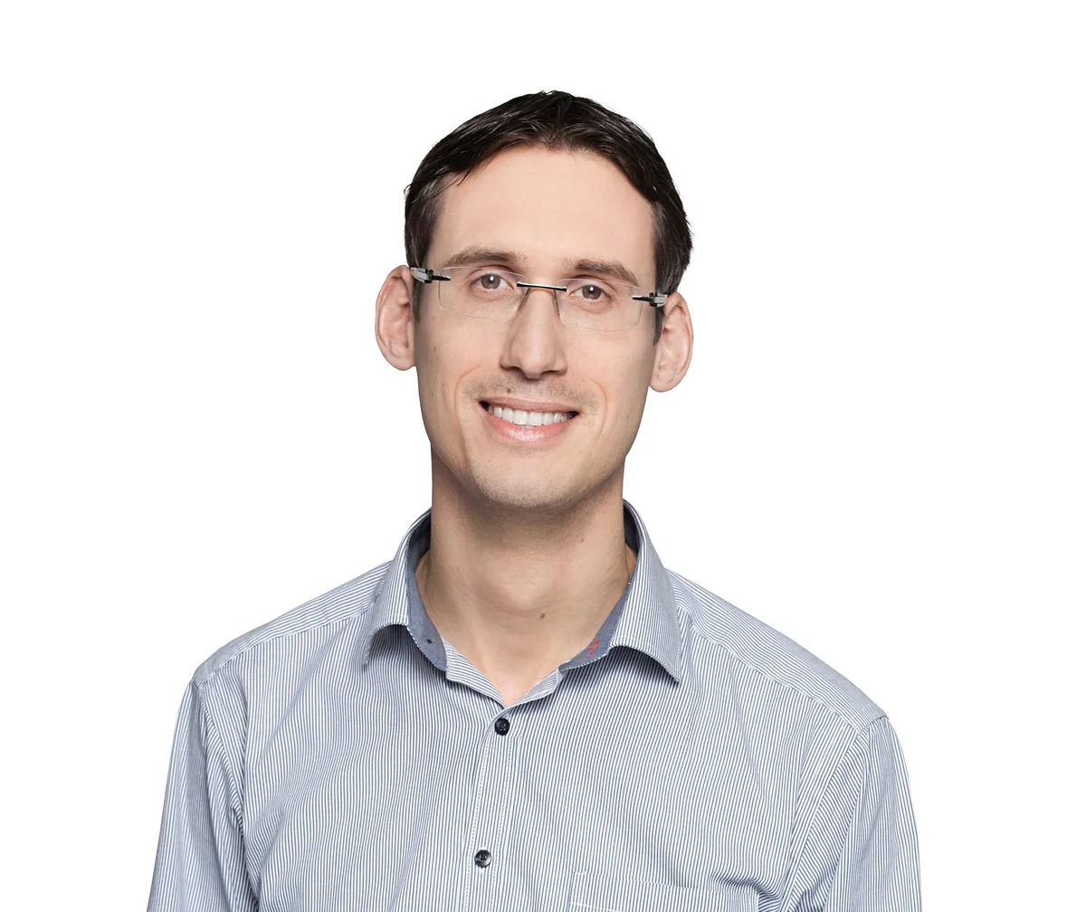 Remo Streich (SP) kandidierte für den freien Sitz in der Schulpflege der Sekundarschule Dübendorf-Schwerzenbach – und unterlag. Ein Mann schaut in die Kamera.