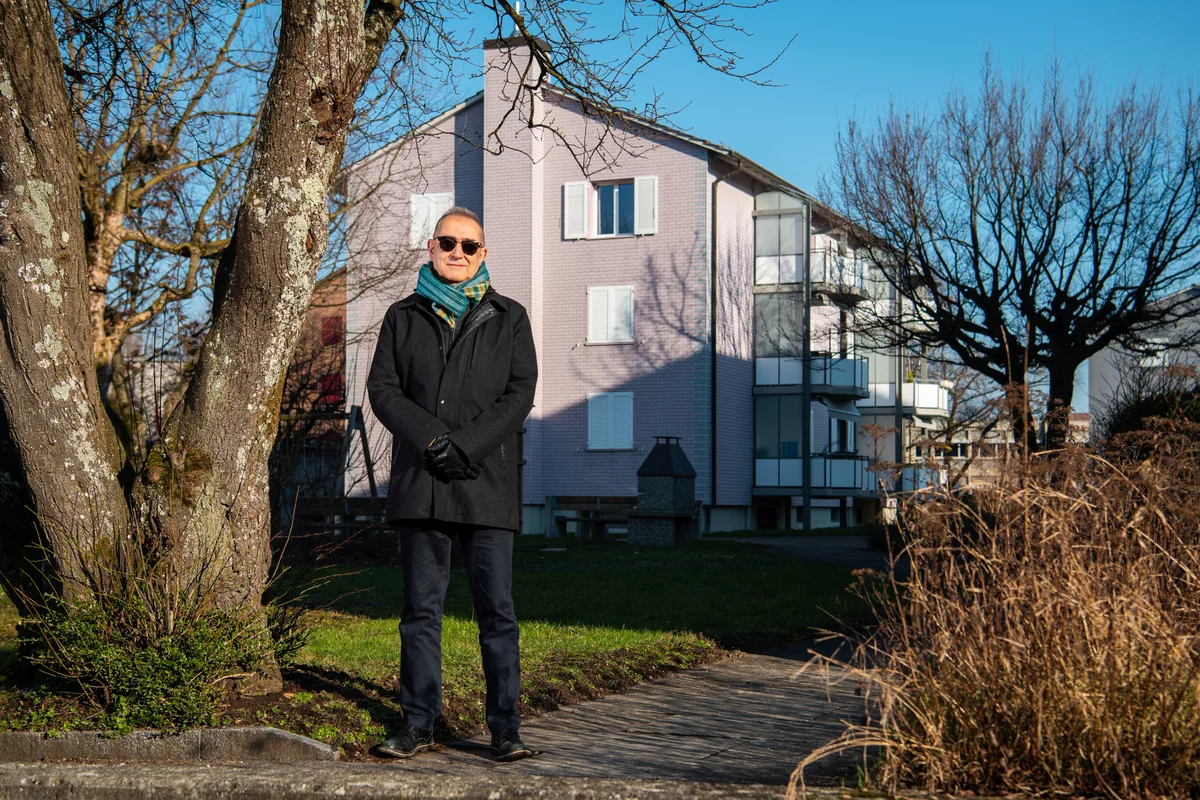 Filmemacher Samir bei seinem alten Zuhause.
10.2.2023