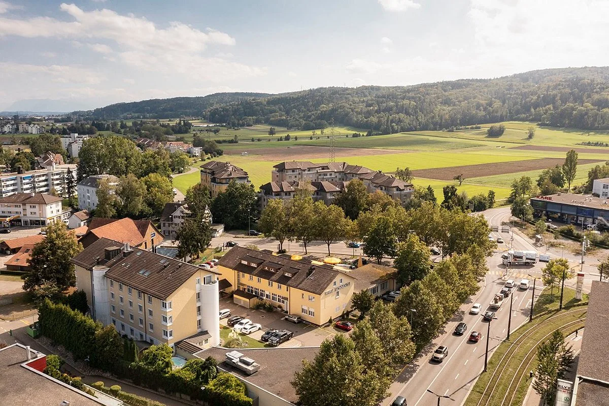 Auch das Sorell Hotel Sonnental in Dübendorf bemerkt bereits ein Jahr vor Austragung des nächsten ESC ein erhöhtes Buchungsaufkommen. Mit einer Marschentfernung von 10 Minuten zum Bahnhof Stettbach ist das Dübendorfer Hotel zentral gelegen. Auch das Sorell Hotel Sonnental in Dübendorf bemerkt bereits ein Jahr vor Austragung des nächsten ESC ein erhöhtes Buchungsaufkommen. Mit einer Marschentfernung von 10 Minuten zum Bahnhof Stettbach ist das Dübendorfer Hotel zentral gelegen.