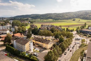 Auch das Sorell Hotel Sonnental in Dübendorf bemerkt bereits ein Jahr vor Austragung des nächsten ESC ein erhöhtes Buchungsaufkommen. Mit einer Marschentfernung von 10 Minuten zum Bahnhof Stettbach ist das Dübendorfer Hotel zentral gelegen. Auch das Sorell Hotel Sonnental in Dübendorf bemerkt bereits ein Jahr vor Austragung des nächsten ESC ein erhöhtes Buchungsaufkommen. Mit einer Marschentfernung von 10 Minuten zum Bahnhof Stettbach ist das Dübendorfer Hotel zentral gelegen.