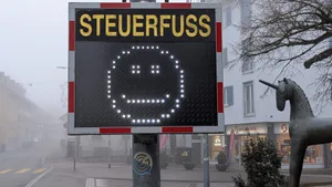 28606966-6 Die meisten Gemeinderäte stimmten der Steuersenkung freudig zu, die Linke hingegen war wenig begeistert.