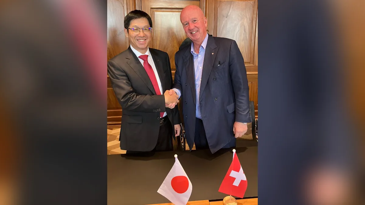 Tang Weihua, Präsident Morimatsu Lifesciences, und Marcus Bernhardt, Vizepräsident des Verwaltungsrats der Bioengineering AG, freuen sich über die künftige Zusammenarbeit. Zwei Herren beim Handshake.