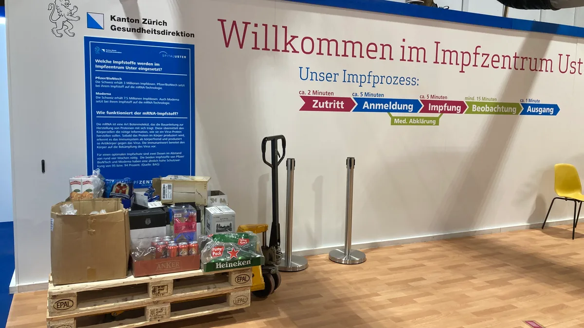 Der Abschied wird begossen.