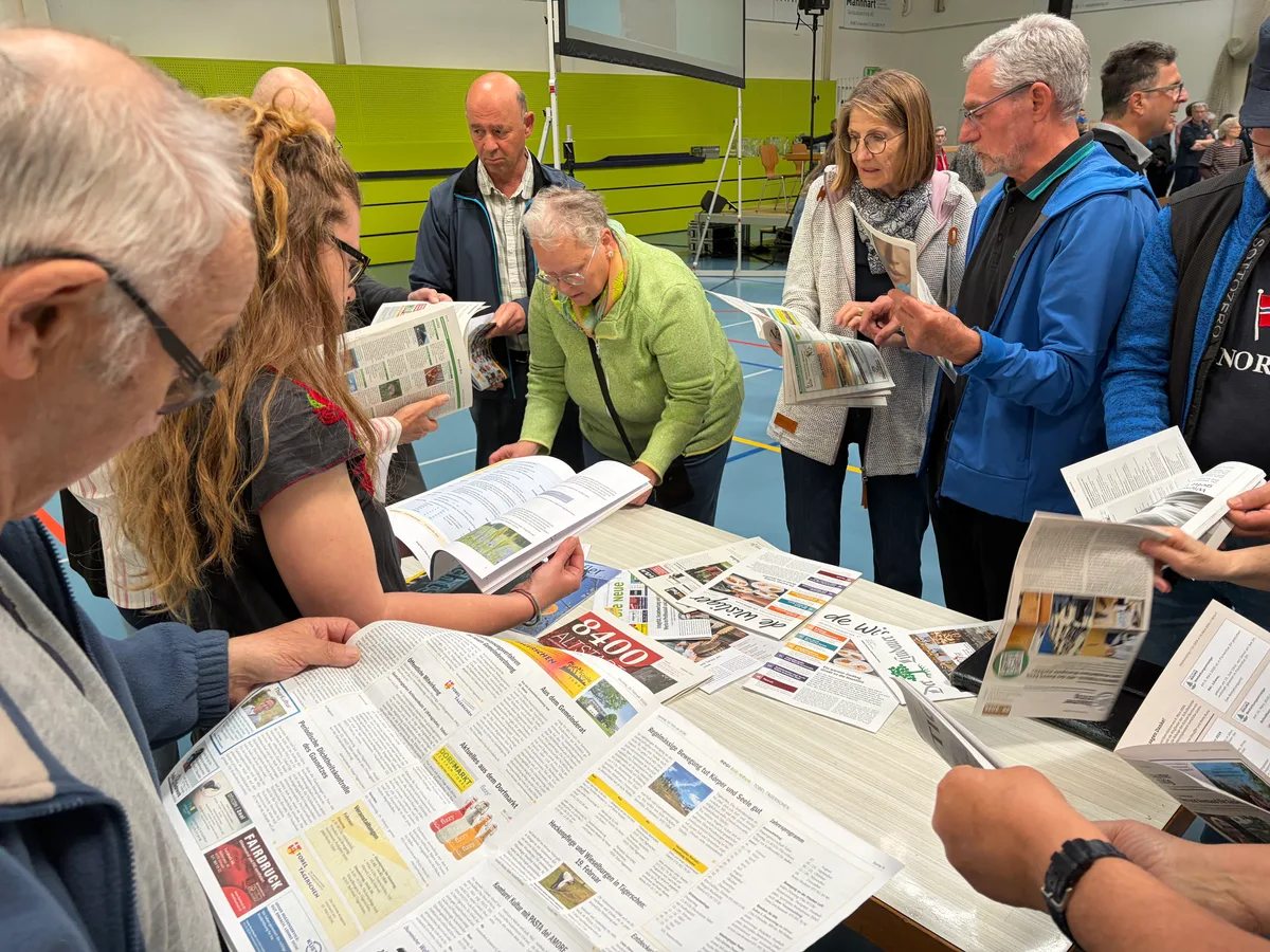 Auf der Suche nach Inspiration für den «Look» der neuen Zeitung: Die Anwesenden blättern sich durch Gemeindezeitungen. Auf der Suche nach Inspiration für den «Look» der neuen Zeitung: Die Anwesenden blättern sich durch Gemeindezeitungen.