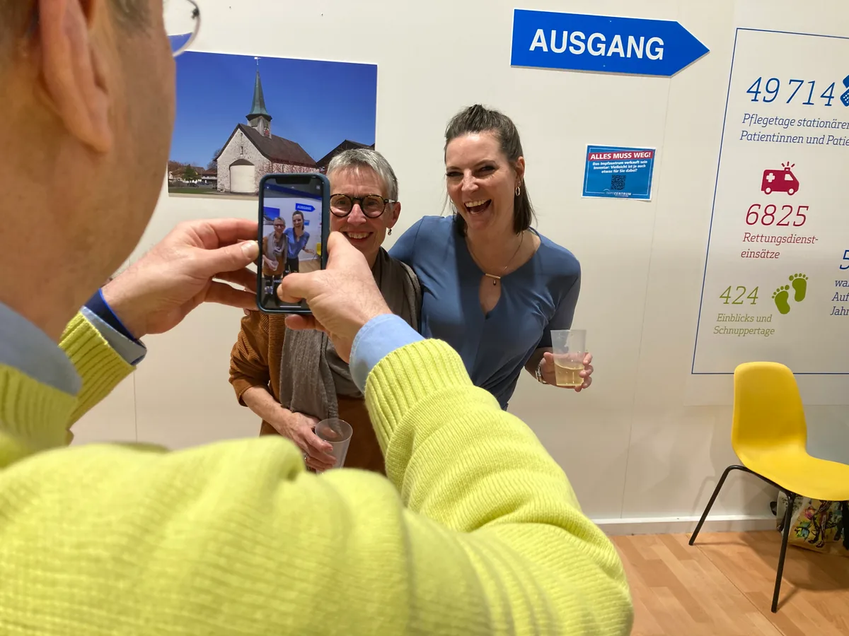 Ein Abschiedsbild von Esther Kugler-Widmer und HR-Chefin Patricia Simon.