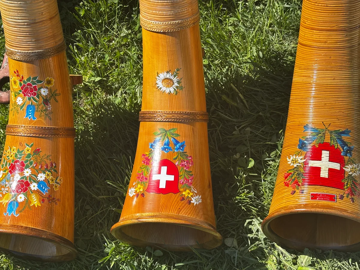 Verzierungen auf Alphörnern.