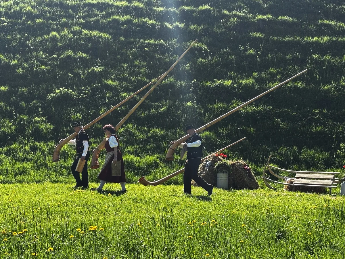 Alphornspieler während des Auftritts.