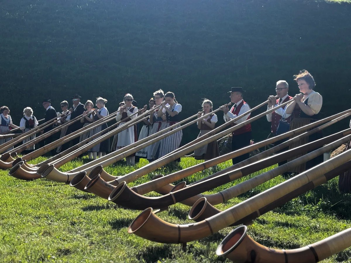 Alphornspieler während des Auftritts.