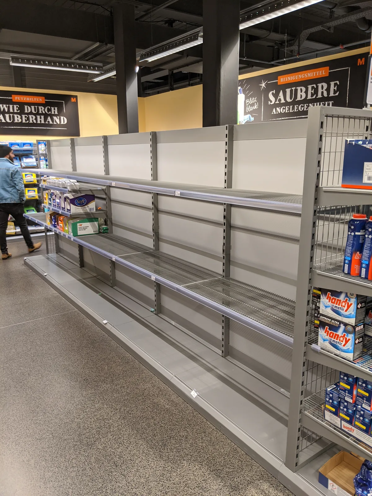 Man sieht ein leeres Regal in einer Migros-Filiale.