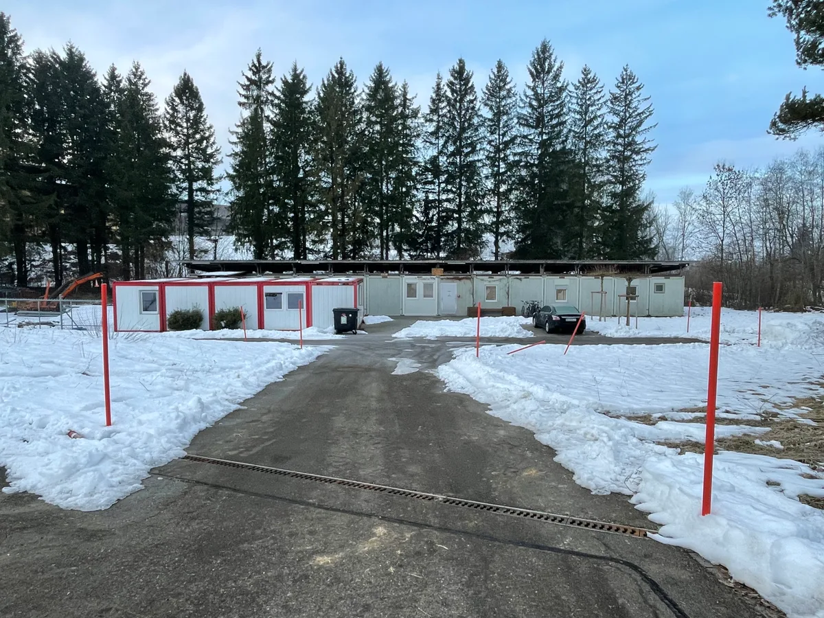Asylcontainer in winterlicher Landschaft.
