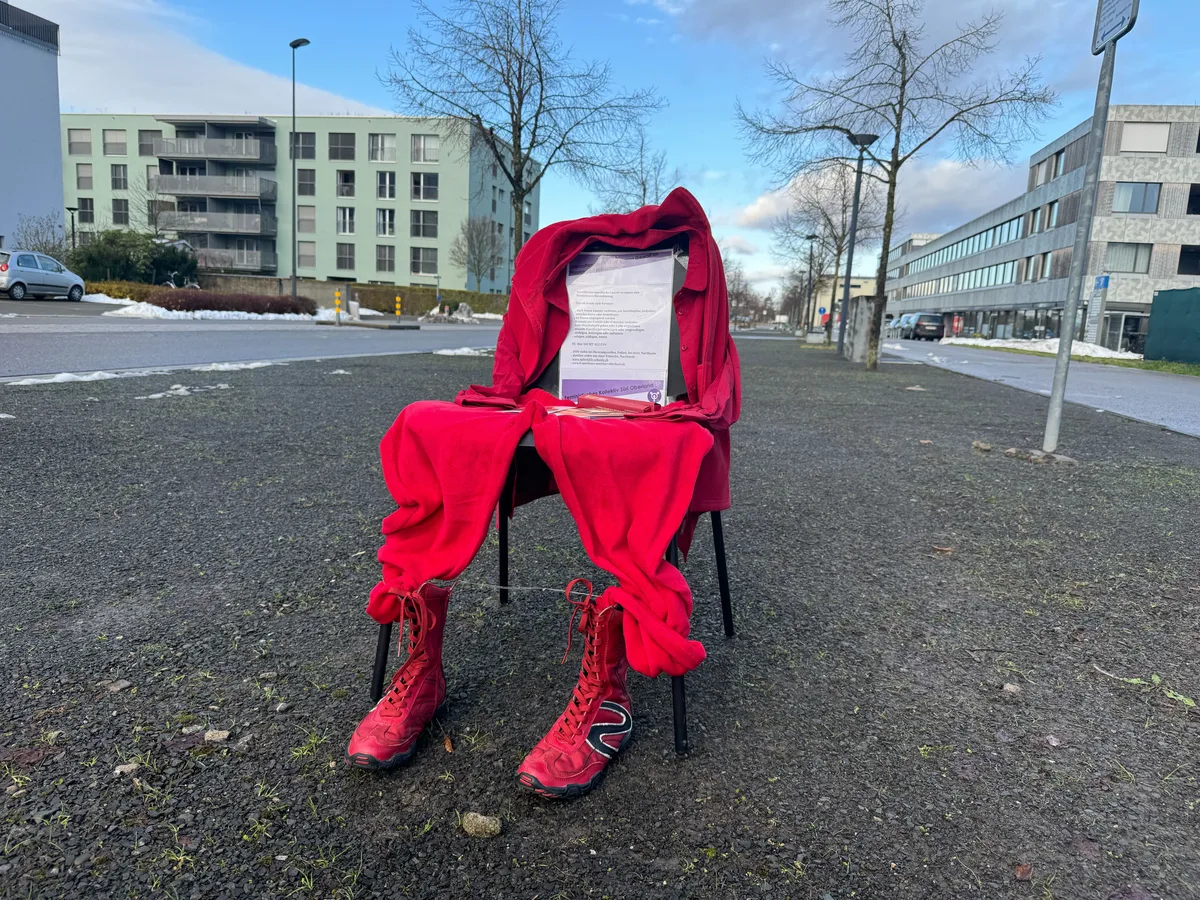 Eine Frau und zwei Stühle mit roten Accessoires