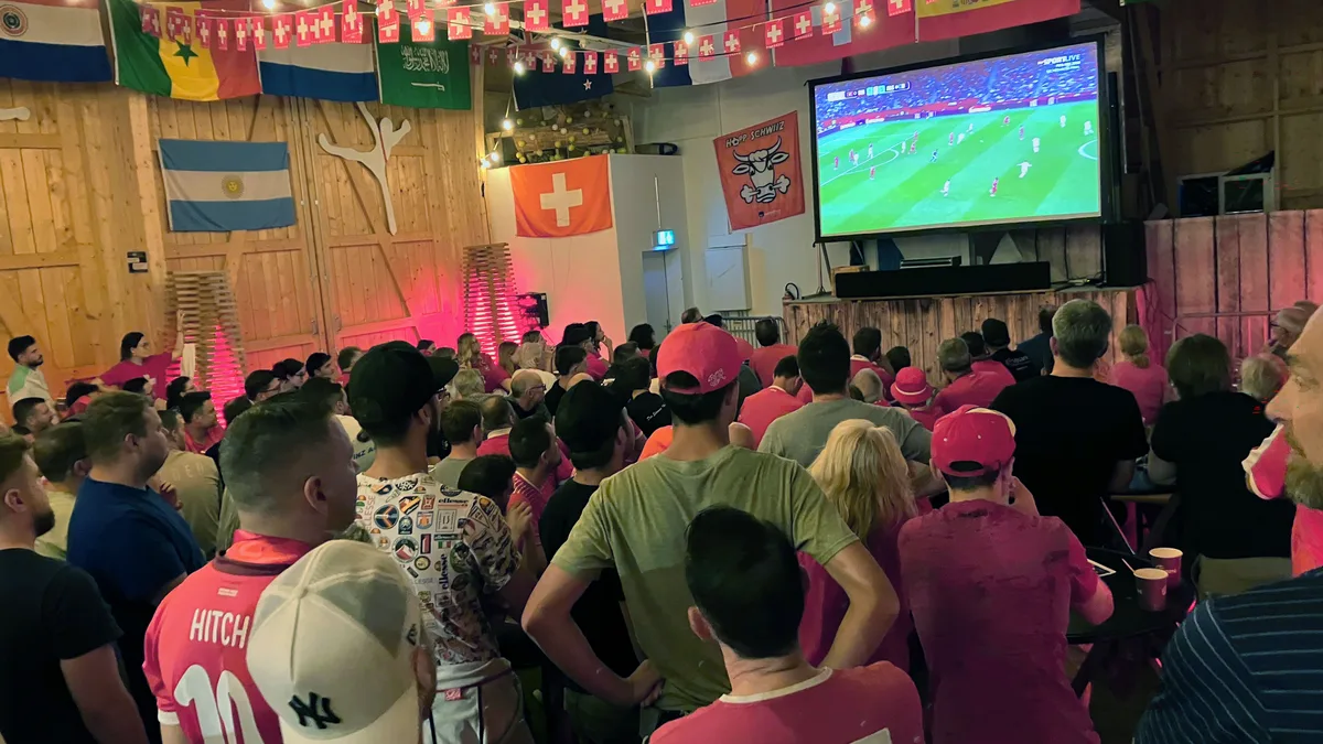 11472727-8 Morgenstund hat Gold im Mund: Das Public Viewing in Grüningen zog rund 200 Menschen an.