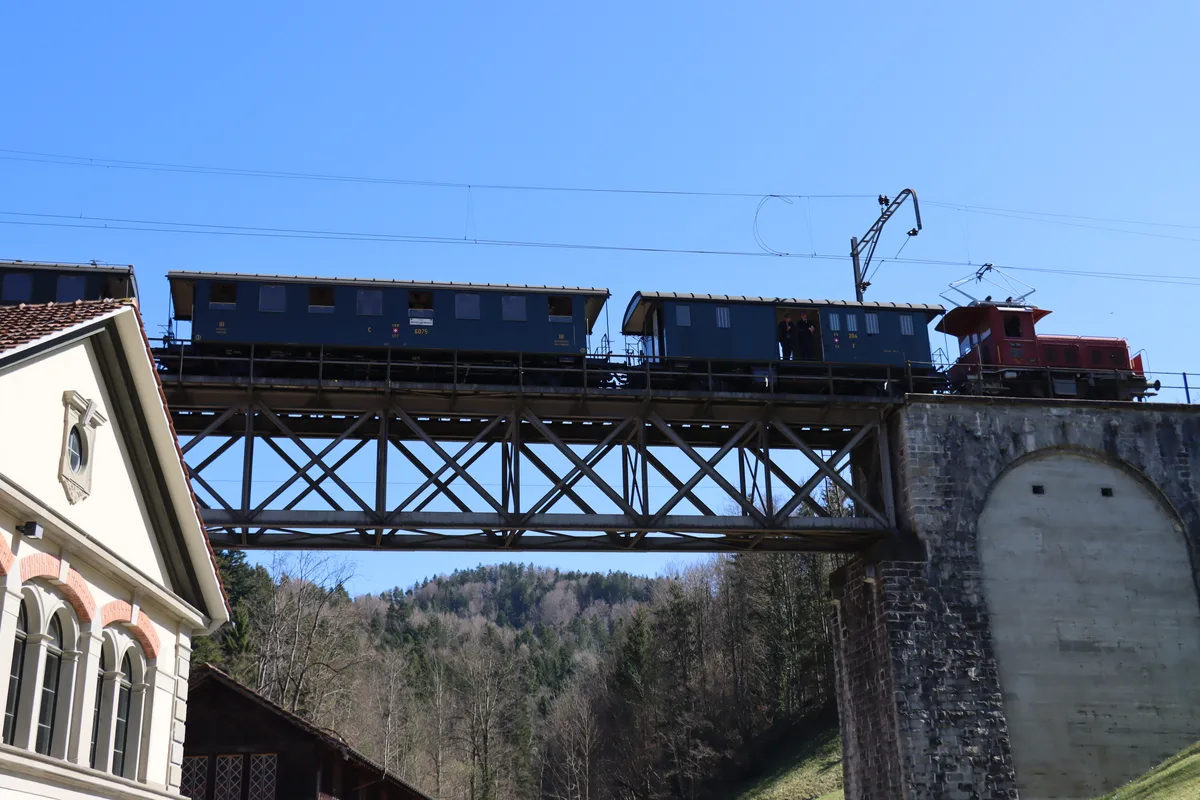 Hier ist der «Baumwoll-Express» auf der Weissenbach-Brücke beim Areal des Museums Neuthal zu sehen