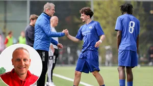 28328674-4 FC Pfäffikon: Michael Wanner (eingeklinkt) und Trainer Kurt Kobel mit Spielern.