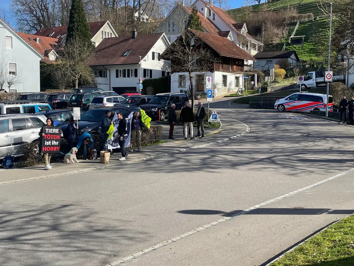 Jäger treffen beim «Rössli» in Illnau zur Generalversammlung des Verbands JagdZürich ein. Derweil entrollen Tierrechtsaktivistinnen und -aktivisten ihre Transparente gegen die Jagd. Tierrechtsaktivistinnen und -aktivisten mit Transparenten gegen die Jagd.