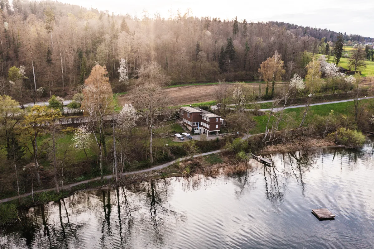 Zwischen Waldrand und Greifensee Ferien machen. Die Jugendherberge wurde 1937 eingeweiht. Sie steht direkt am Greifensee.