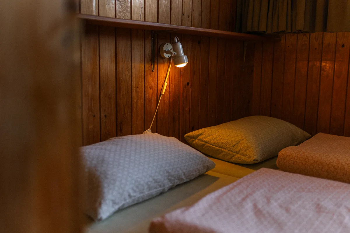… ansonsten gäbe es auch Doppelzimmer. Ein Doppelbett, frisch angezogen, und eine Lampe.