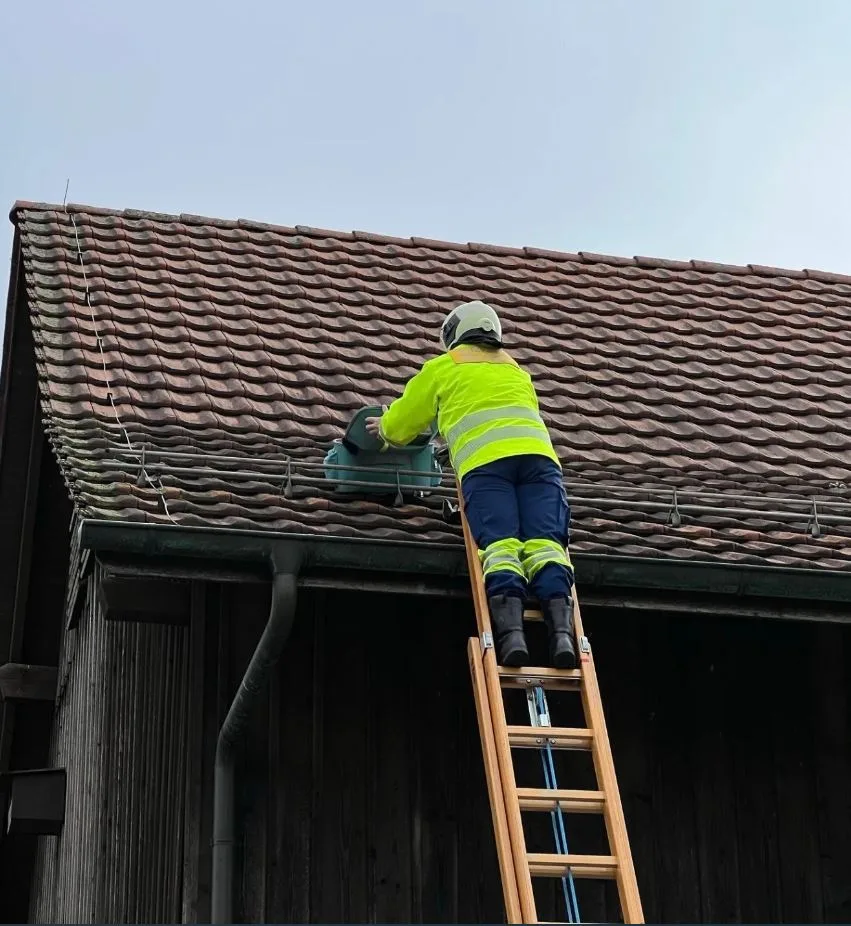 Ein Feuerwehrmann auf einer Leiter.