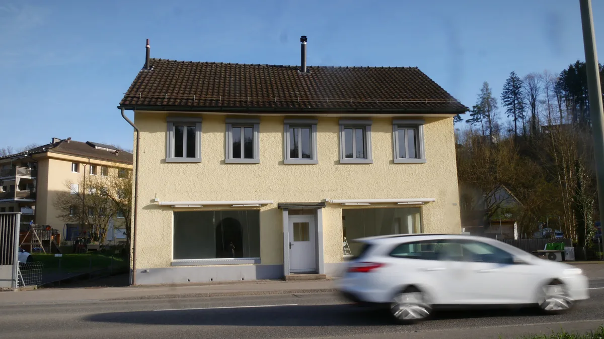 Man sieht einen Laden an einer Strasse.
