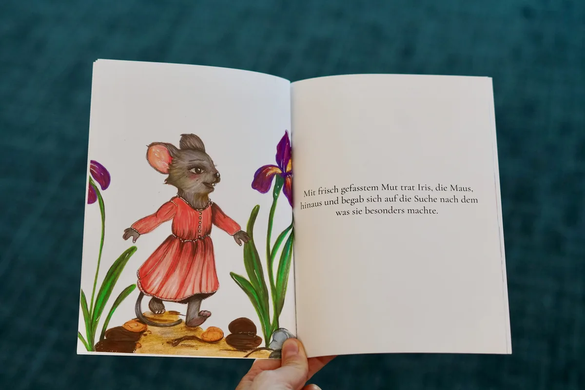 Im Kinderbuch «Alles, was du schon bist» ist die Maus Iris auf der Suche nach dem, was sie besonders macht. Man sieht eine aufgeschlagene Seite des Kinderbuchs.