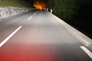30803898-5 Am Samstagabend stürzte ein Töff stürzt auf der Hulftegg einen Abhang hinunter.