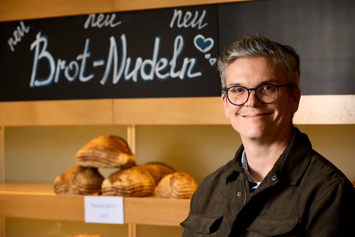 Fabian von Rechenberg hat die Bäckereikette Stadt Land Brot gegründet und unter anderen die Traditionsbäckerei Peter in Oetwil am See übernommen. 19. September 2025. Foto: Moritz Hager/Tamedia AG