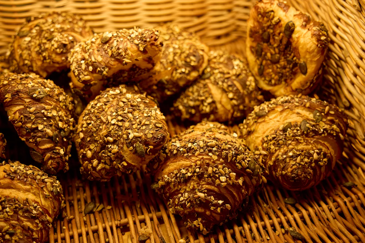 Fabian von Rechenberg hat die Bäckereikette Stadt Land Brot gegründet und unter anderen die Traditionsbäckerei Peter in Oetwil am See übernommen. 19. September 2025. Foto: Moritz Hager/Tamedia AG