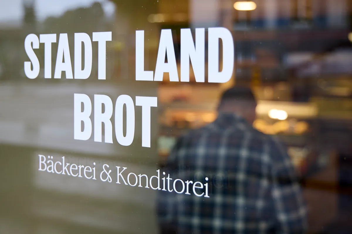Ein Schaufenster mit dem Schriftzug Stadt Land Brot – Bäckerei und Konditorei.