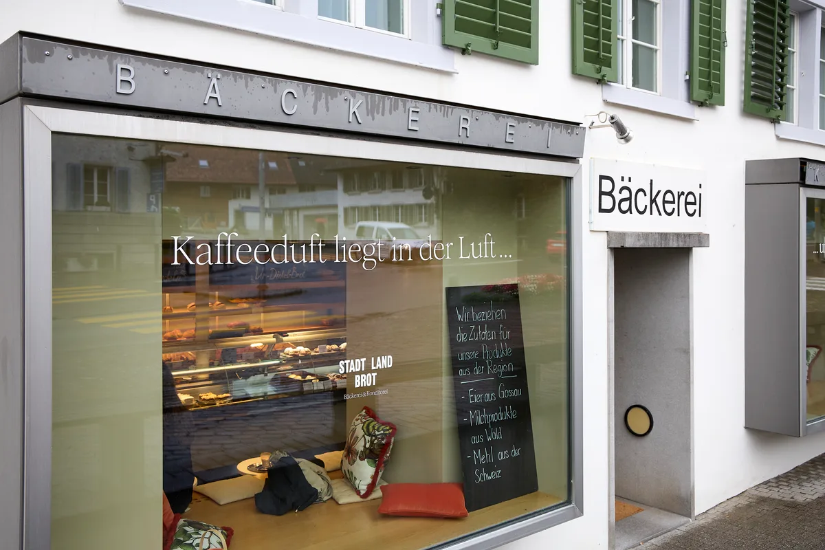 Fabian von Rechenberg hat die Bäckereikette Stadt Land Brot gegründet und unter anderen die Traditionsbäckerei Peter in Oetwil am See übernommen. 19. September 2025. Foto: Moritz Hager/Tamedia AG