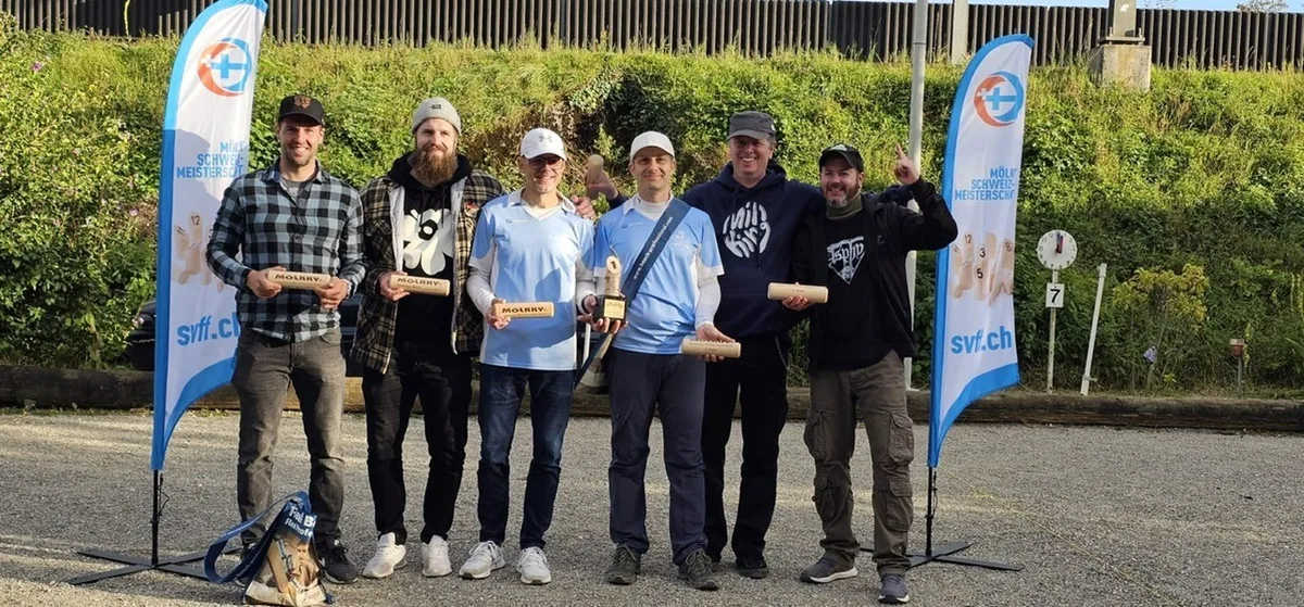 Die beiden Wetziker Peter Fischbacher und Georg Leuenberger (in der Mitte, von links) sind amtierende Schweizer Mölkky-Meister. Man sieht die Schweizer Mölkky-Meister 2024.