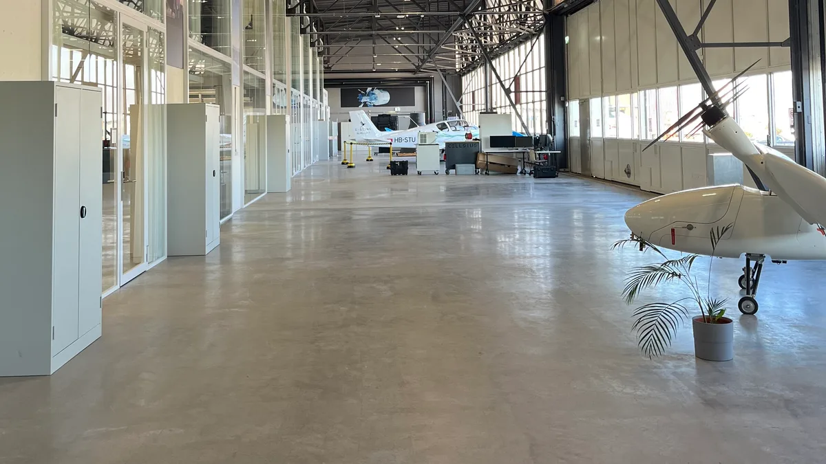 Der modernisierte Hangar 4 am Innovationspark mit seinen denkmalgeschützten Eisenfachwerkträgern. Der modernisierte Hangar 4 am Innovationspark mit seinen denkmalgeschützten Eisenfachwerkträgern.